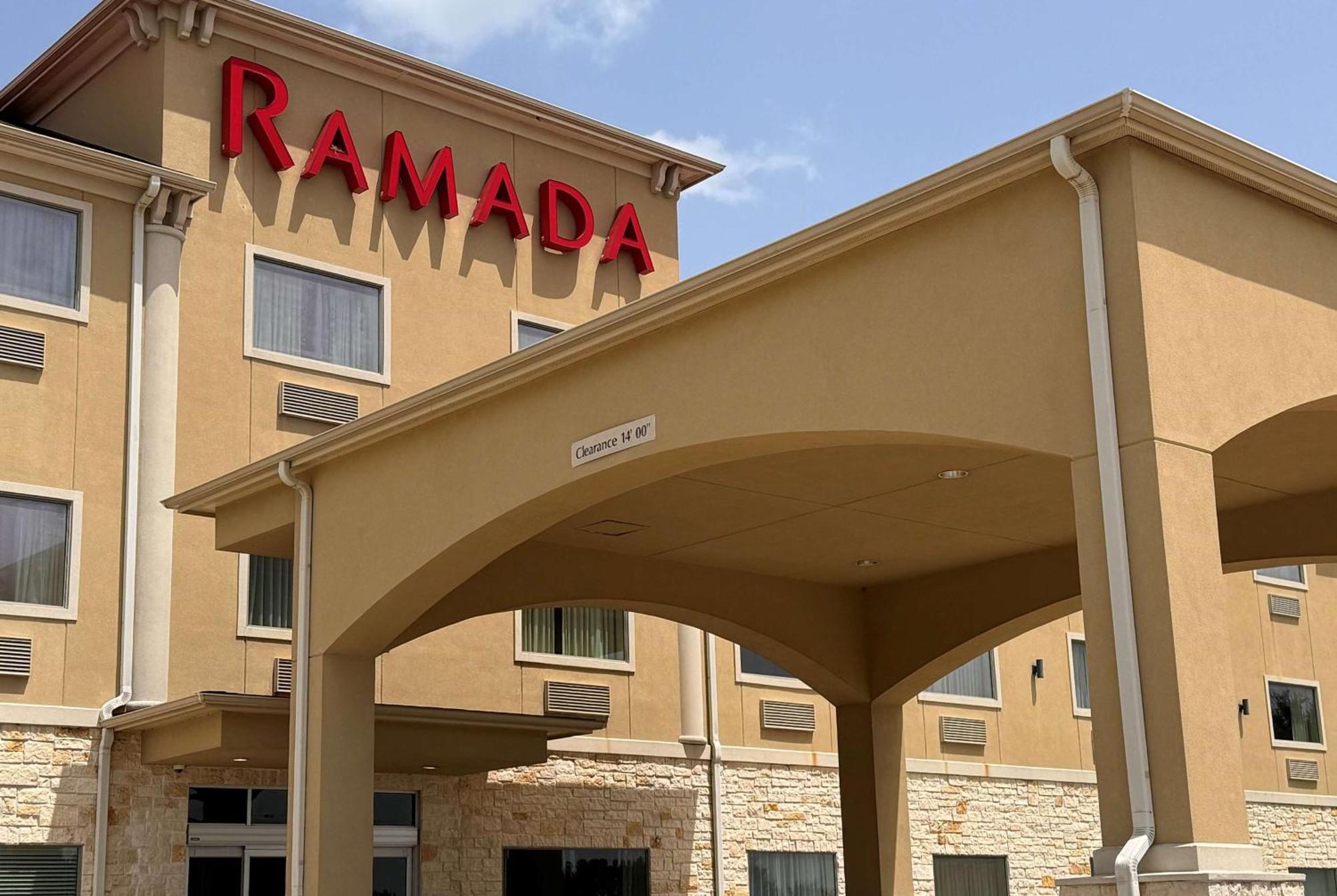 Ramada By Wyndham College Station Hotel Exterior foto