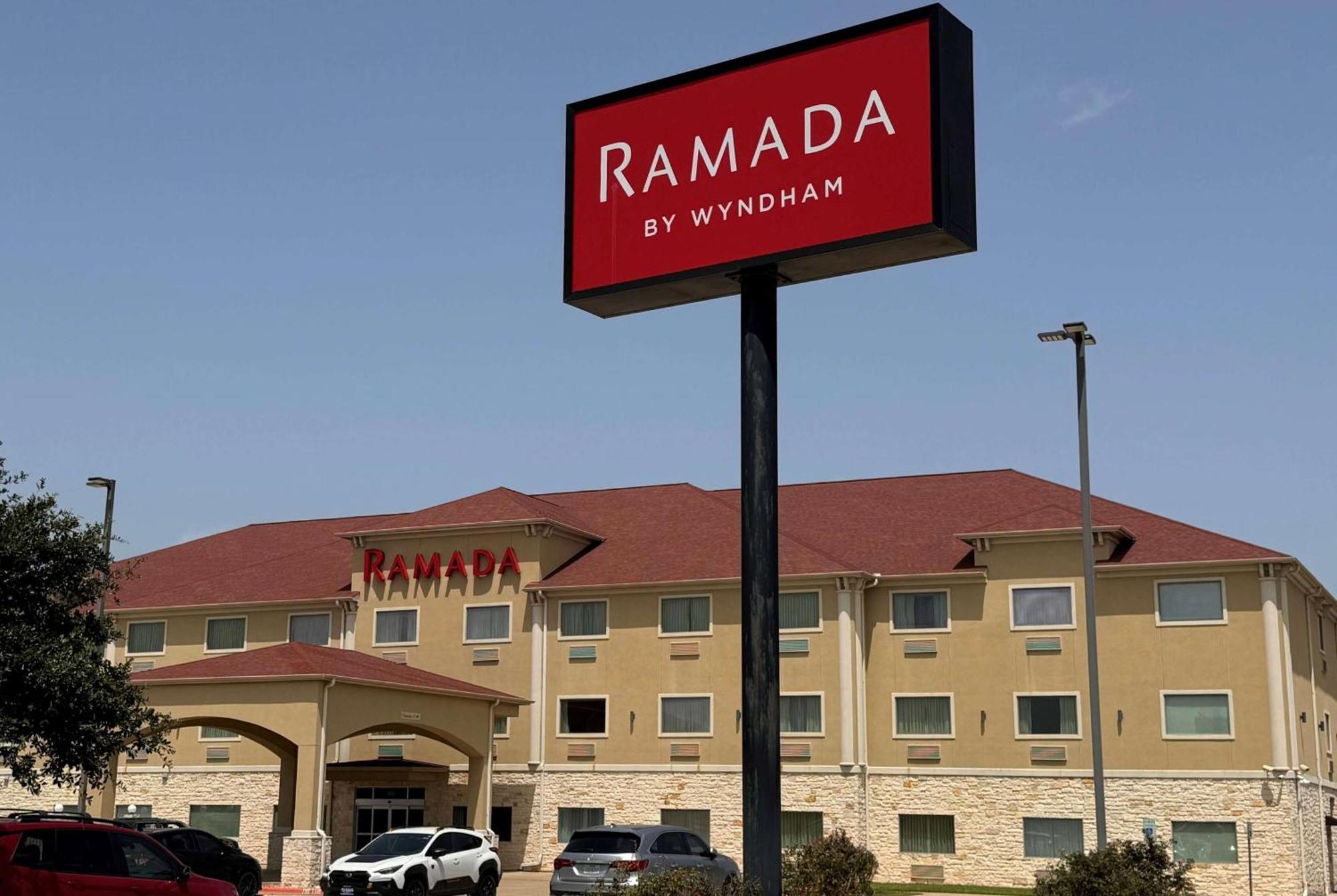 Ramada By Wyndham College Station Hotel Exterior foto